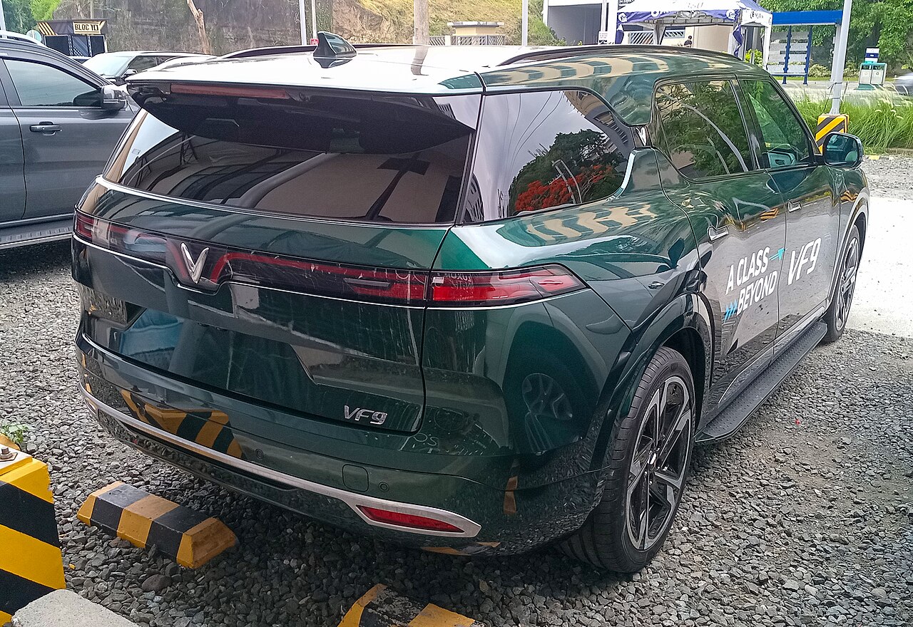 Đuôi xe và cụm đèn LED VinFast Limo Green (MPV 7 Chỗ)