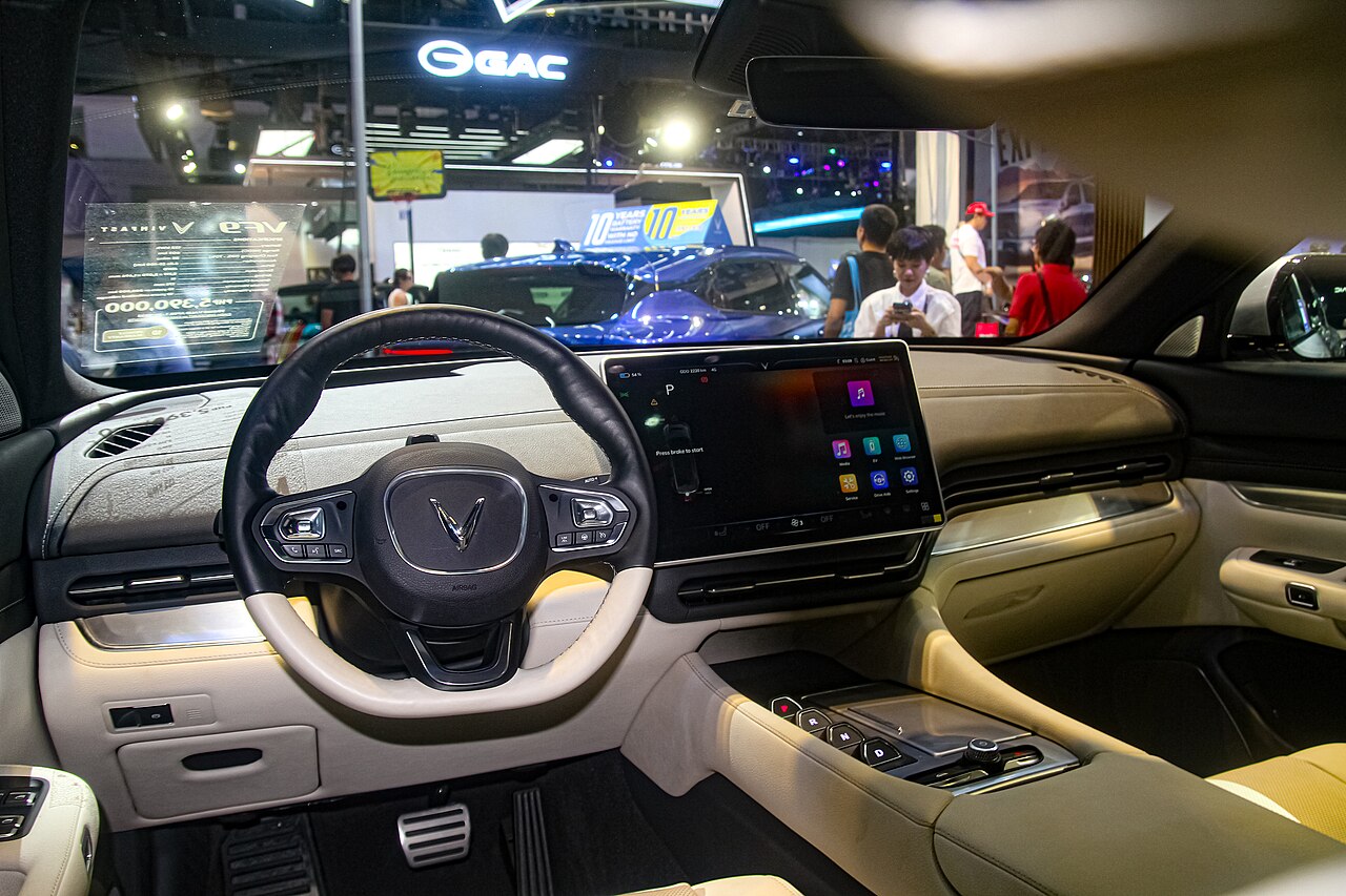 Góc nhìn ngang thân xe VinFast Limo Green (MPV 7 Chỗ)