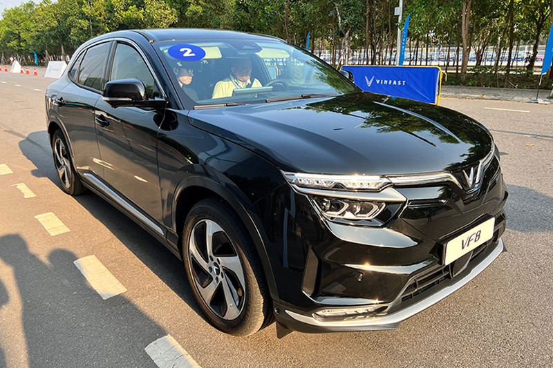 Mặt ca-lăng và đầu xe VinFast VF 8